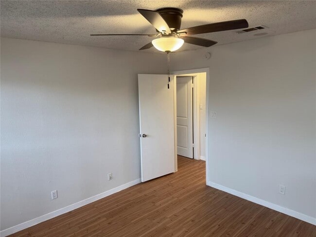 Building Photo - 115 Waller St