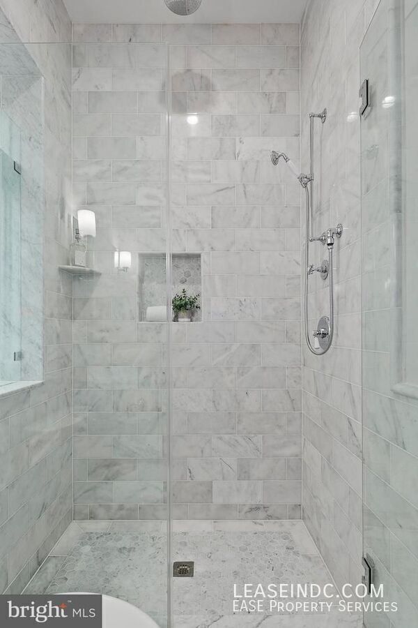 Building Photo - 1330 Vermont Ave NW