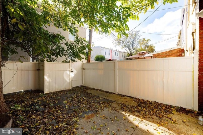 Building Photo - 1393 F St NE