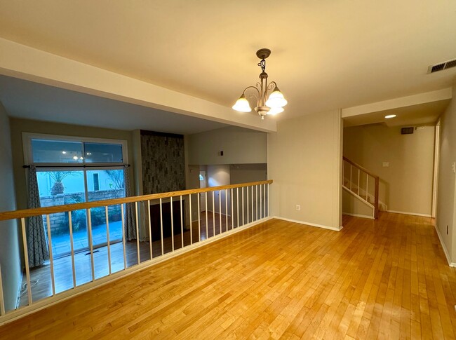 Building Photo - Spacious Multi-Level Townhouse w/hwd flrs,...