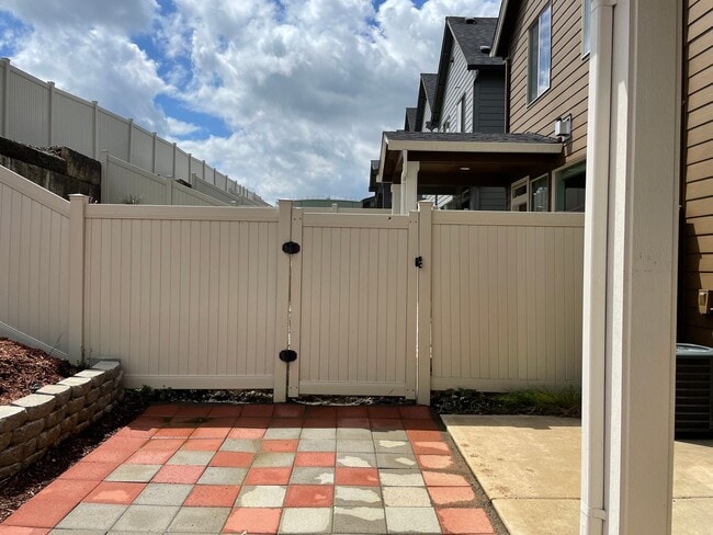 Building Photo - LUXURY 4 Bed Camas Townhome! Gated Communi...