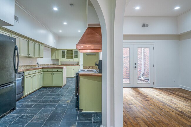 Building Photo - 482 E Racquet Club Pl
