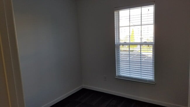 Building Photo - 3 bed, 2.5 Bath 1440sf End-Unit Henrico To...