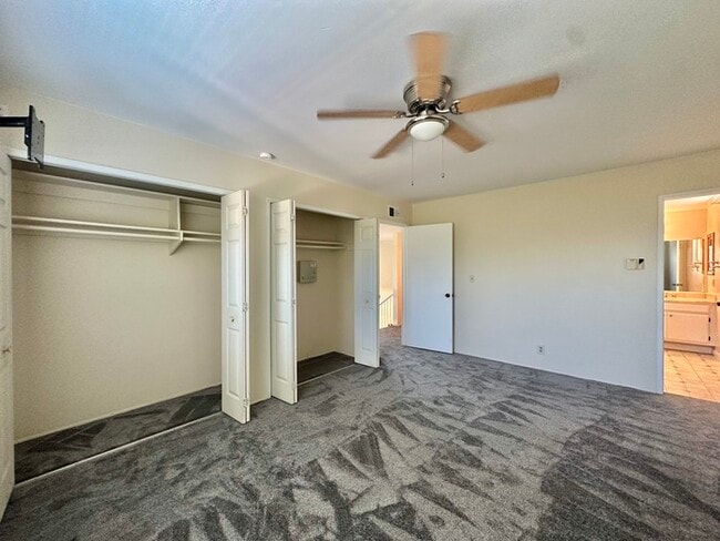 Building Photo - 4 Bedroom Home 3 Car Garage with Fenced Ya...
