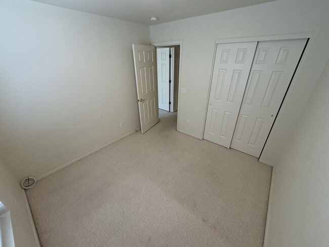 Building Photo - Riverhaven Great Central Location