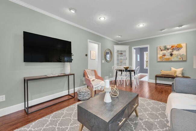 Building Photo - Stunning Single Family Home In Excellent L...
