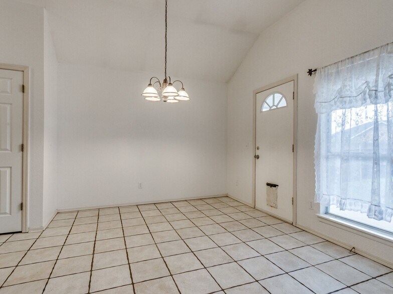 Building Photo - 1717 Foxfire Rd