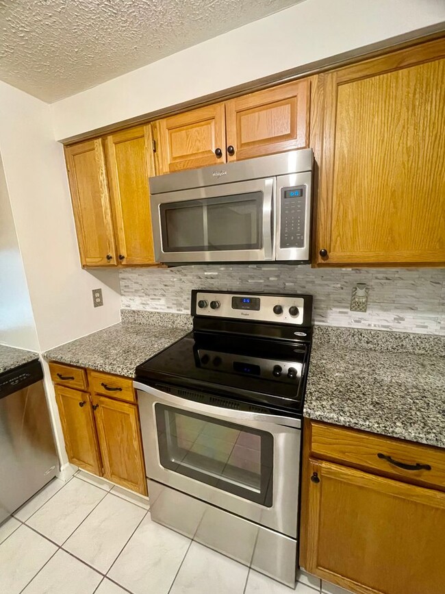Building Photo - 2 Bed 1.5 Bath- Oakdale PA! Hawthorne Vill...