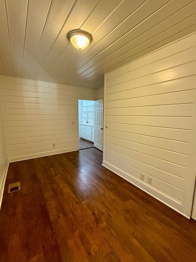 Building Photo - 3 Bedroom 1 Bath House!