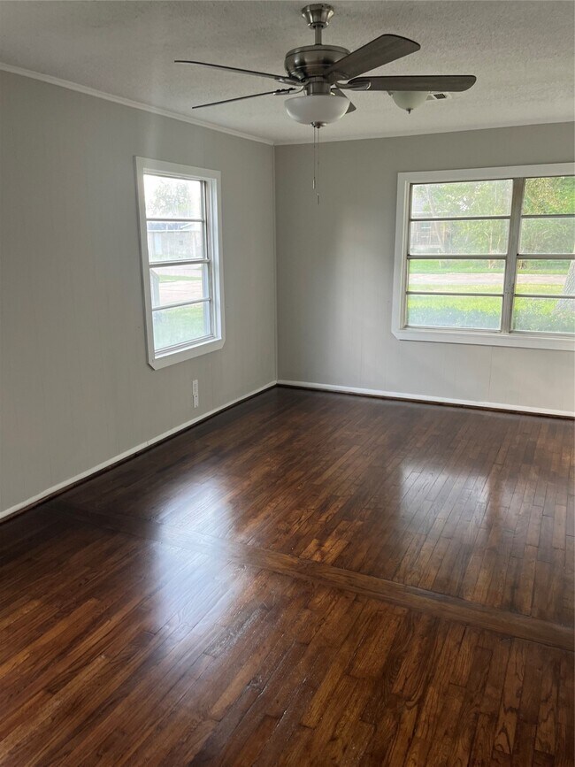 Building Photo - 7202 Carver Ave