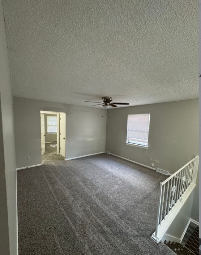 Building Photo - Spacious 2 bedroom / 1 bathroom duplex in ...