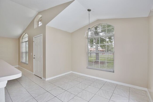 Building Photo - Charming 3/2 Spacious Home Located in the ...