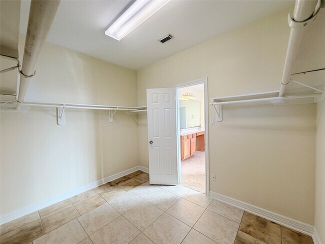 Building Photo - 28015 Silverstream Ct