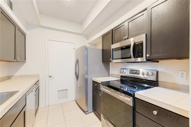 Building Photo - 4711 Spicewood Springs Rd