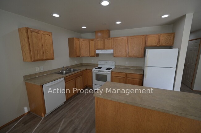 Building Photo - 2 bed 1 bath apartment in Port Angeles, close to Peninsula College and the Olympic National Par