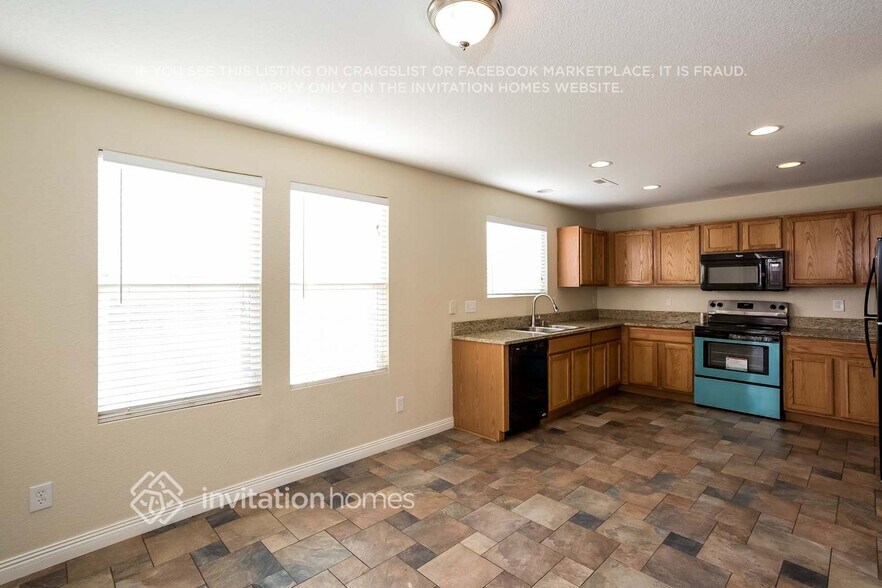 Building Photo - 729 Canyon Ln
