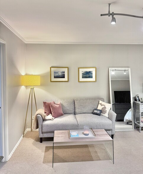 Building Photo - 426 W Barry Ave