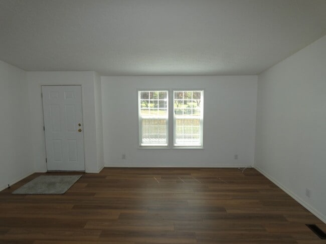Building Photo - APPLICATION PENDING **Country Living**