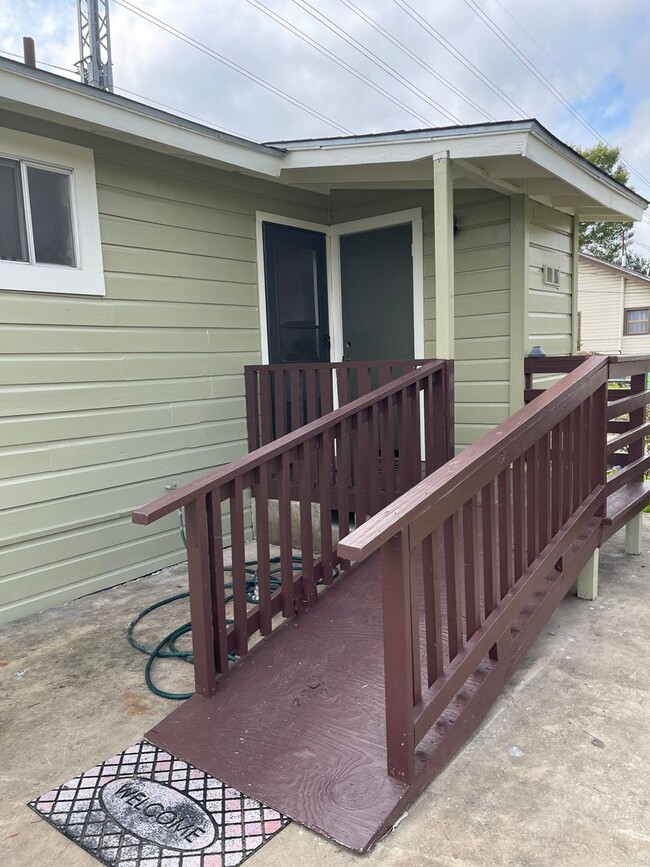 Building Photo - Cute 2/1 Home Available for Immediate Move In!