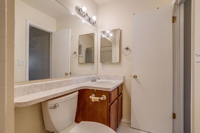 Building Photo - Huge room in a large shared home, private bathroom, great neighborhood, friendly roommates!