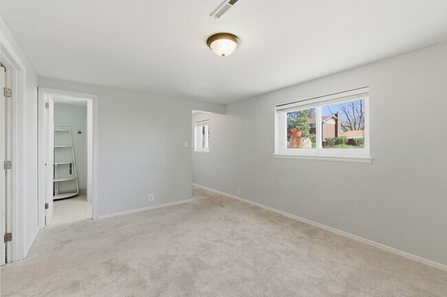 Building Photo - 1415 Holmes Dr