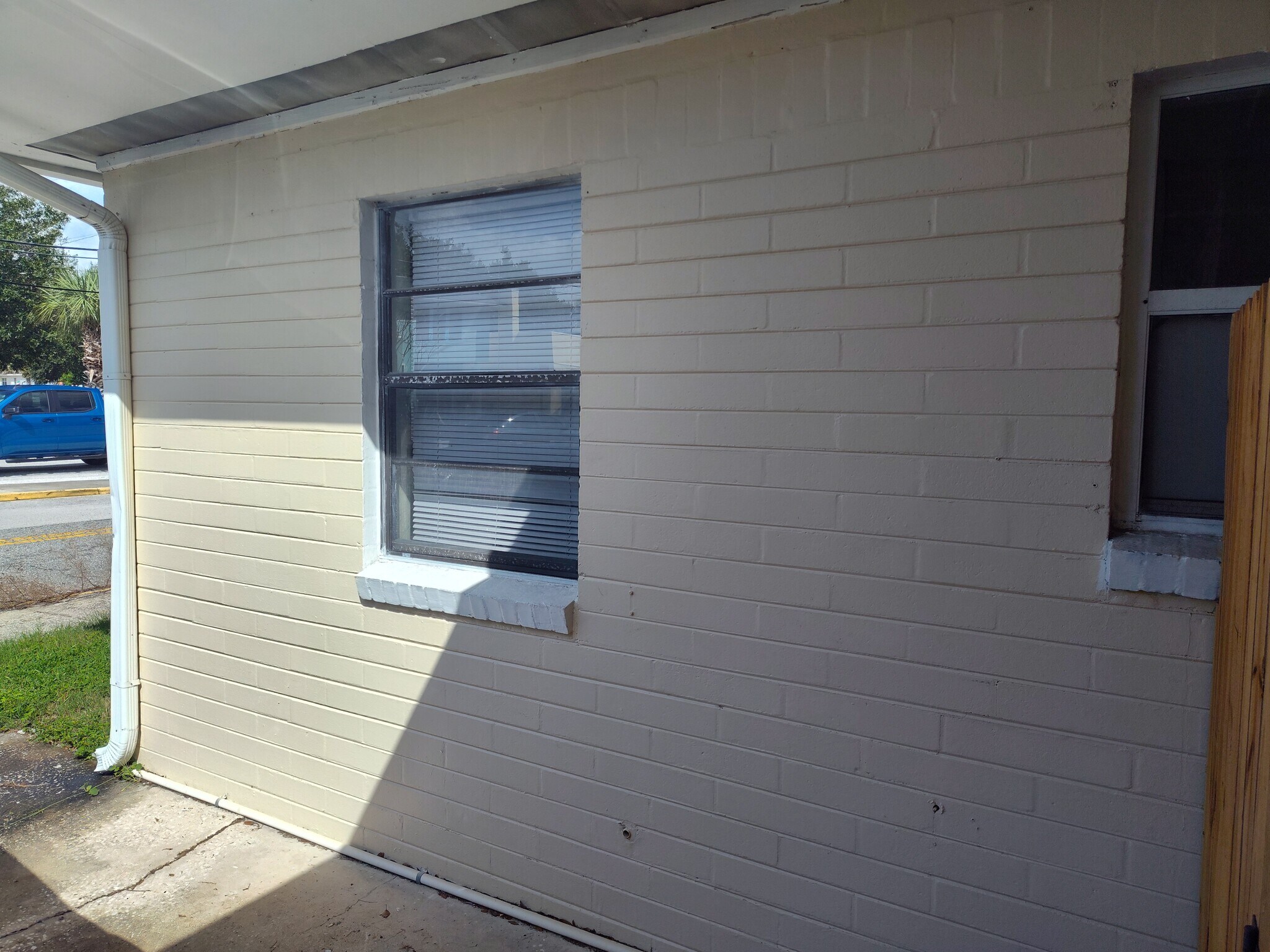 Building Photo - 318 N Oleander Ave
