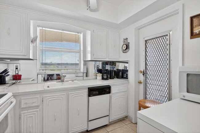 Building Photo - 100 SE 6th Ave