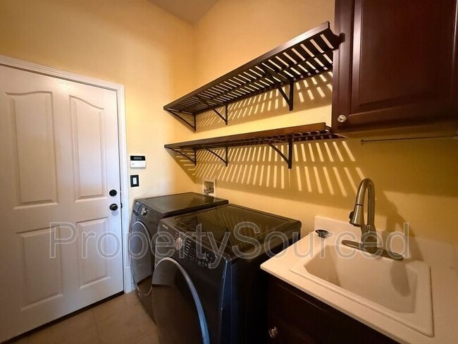 Building Photo - 523 Ruess Rd