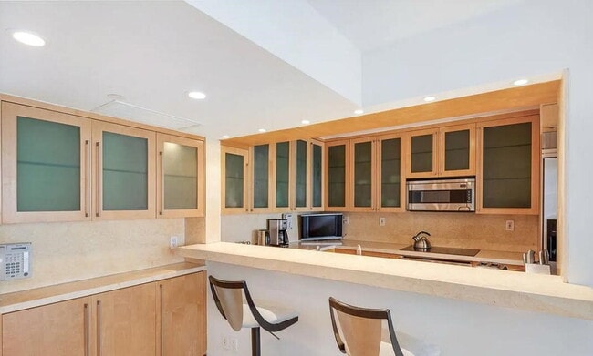 Building Photo - "Chic Santa Monica Oasis: 1-Bedroom Furnis...