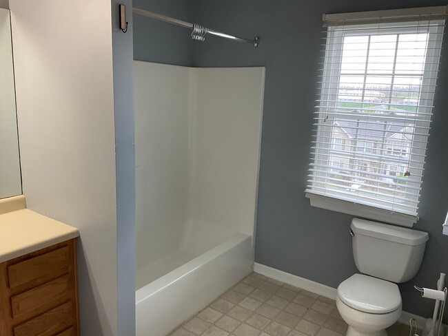 Building Photo - Large 3 Bedroom 2.5 bath townhome with additional finished room.