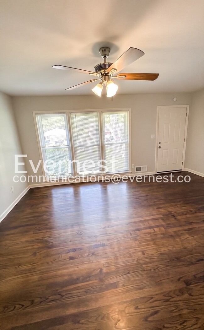 Building Photo - 735 Hillcrest Dr