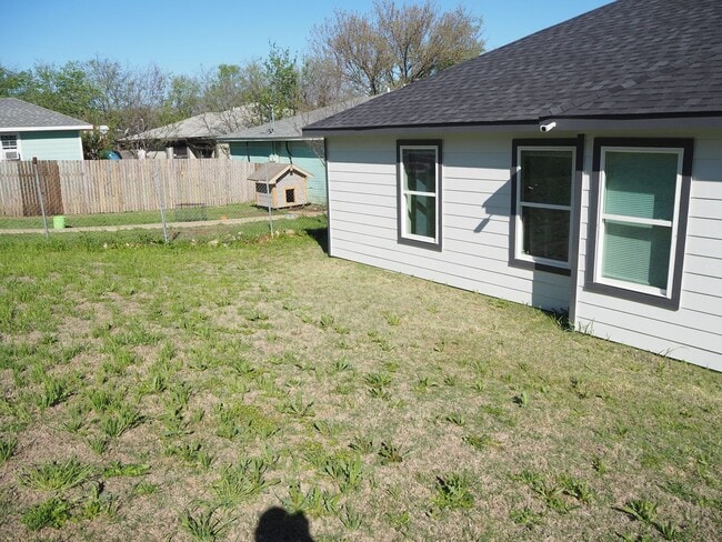 Building Photo - 4 Bed 2.5 Bath Duplex in Ft Worth