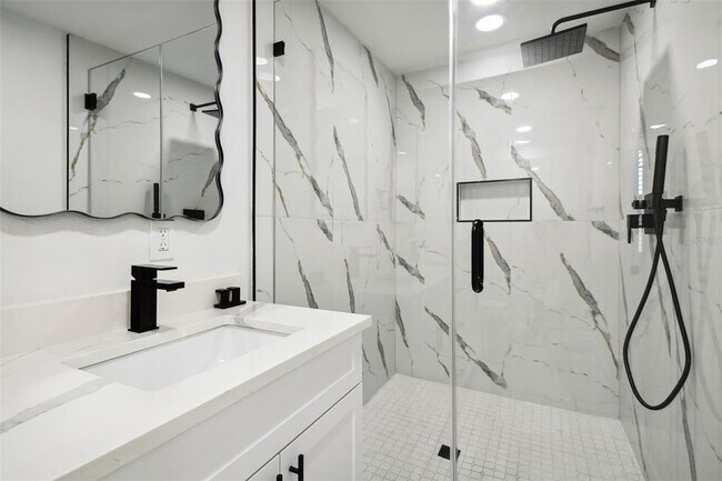 Building Photo - 4910 N Darby Ave