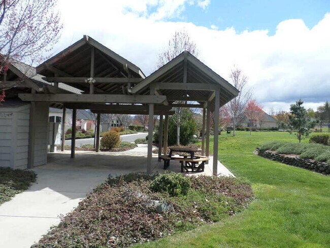 Building Photo - 528 W Nevada St