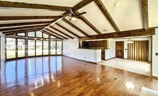 Building Photo - 3 Bed/2 Bath Home with Garage / Pet-Friend...