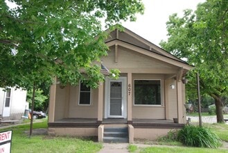 Building Photo - 2 bedroom Home in the Heart of Forest Lake — $1,400/Month