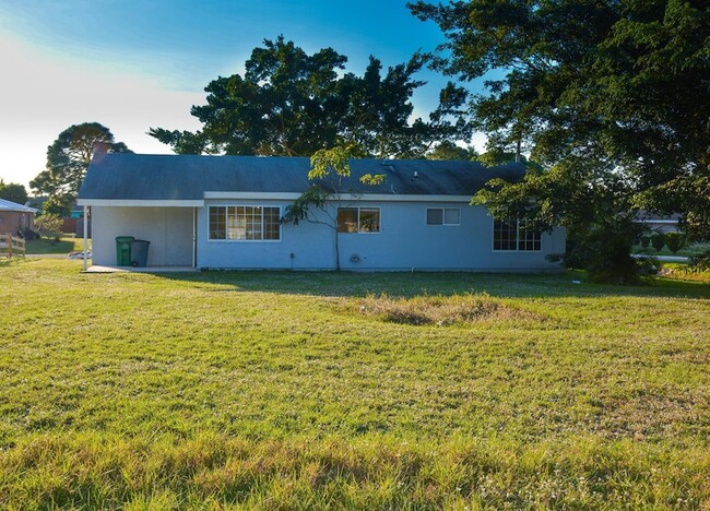 Building Photo - 377 SW Cherryhill Rd