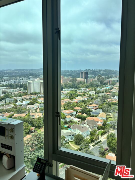 Building Photo - 10727 Wilshire Blvd