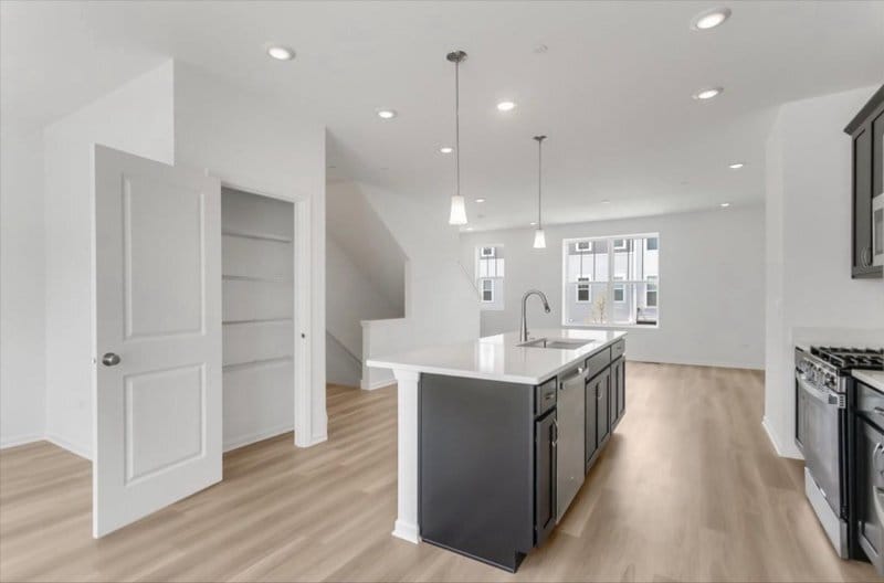 Building Photo - 1060 E Oakton St