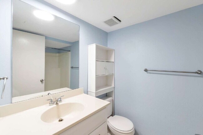 Building Photo - Convenient Sandy Townhome with 3 BD & 2 BA