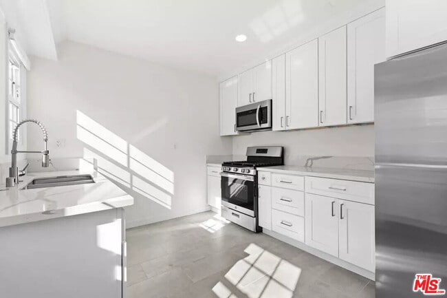 Building Photo - 1235 S Tremaine Ave