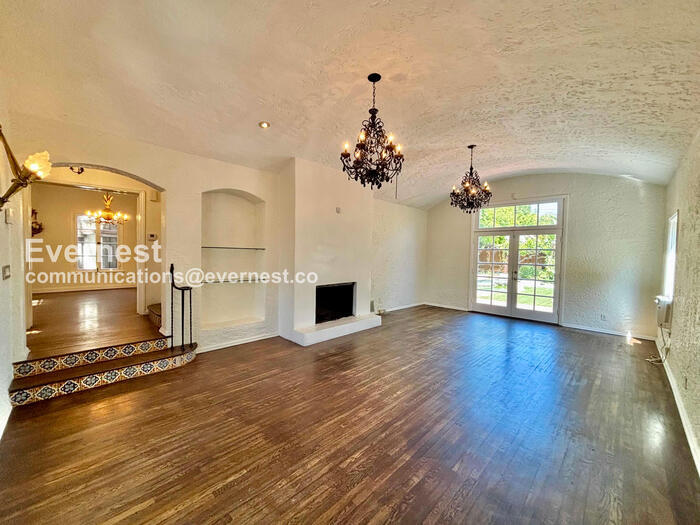 Building Photo - 132 N Crescent Heights Blvd
