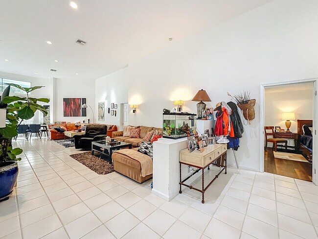 Building Photo - 11853 Fountainside Cir