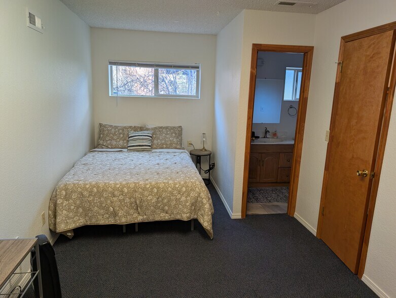 Building Photo - 605 Flora St