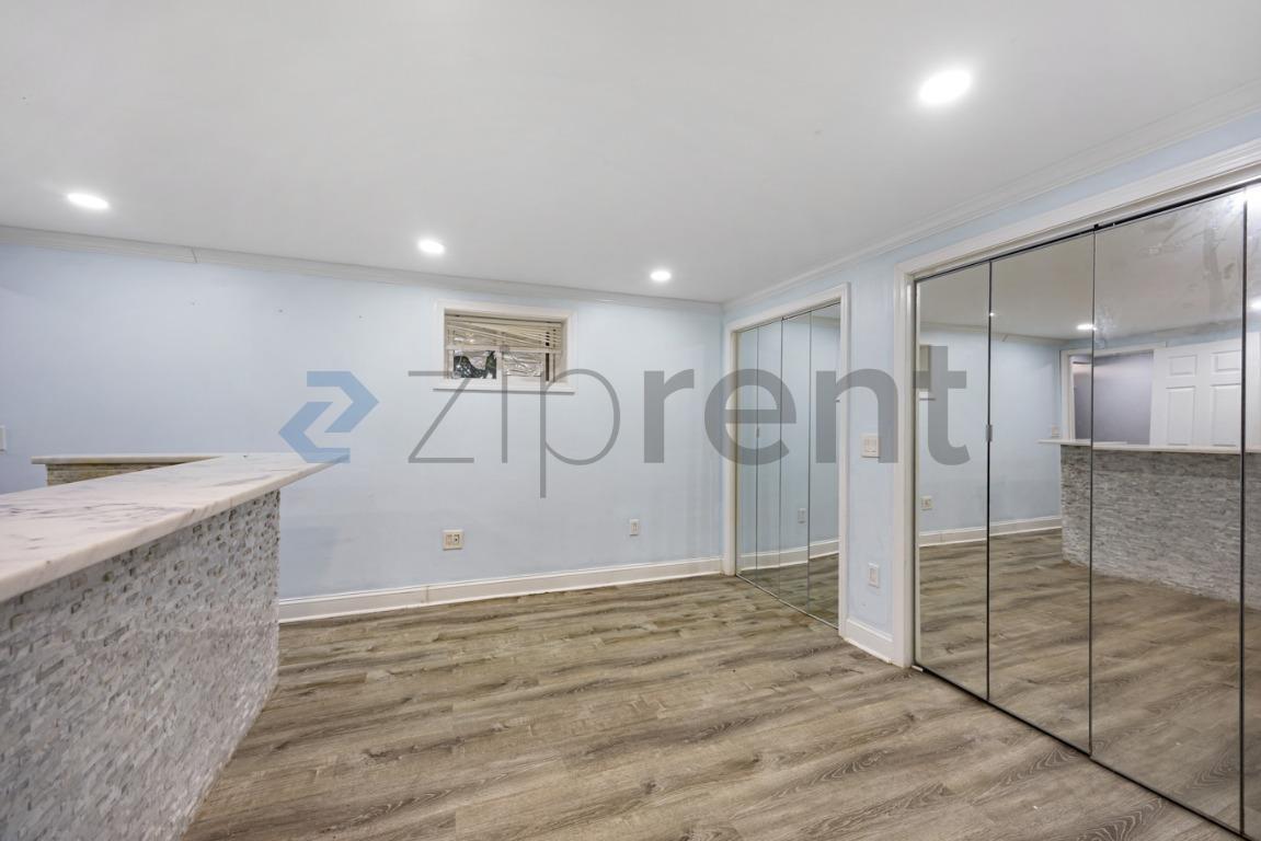 Building Photo - Unit A