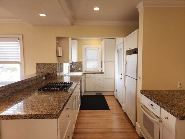Building Photo - Spacious 3BR/3BA in Sought- After Queen Anne Location