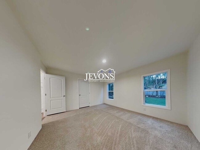 Building Photo - Rent Ready!