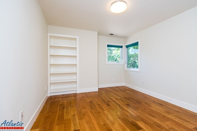 Building Photo - Gorgeous Mountain View Home Near Downtown