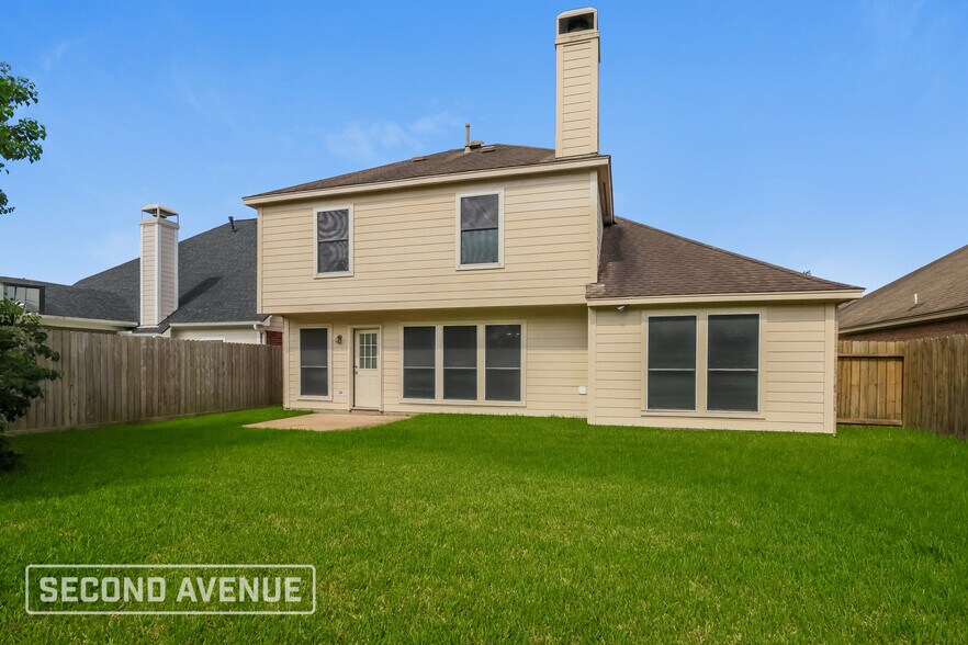 Building Photo - 21930 Golden Cedar Dr