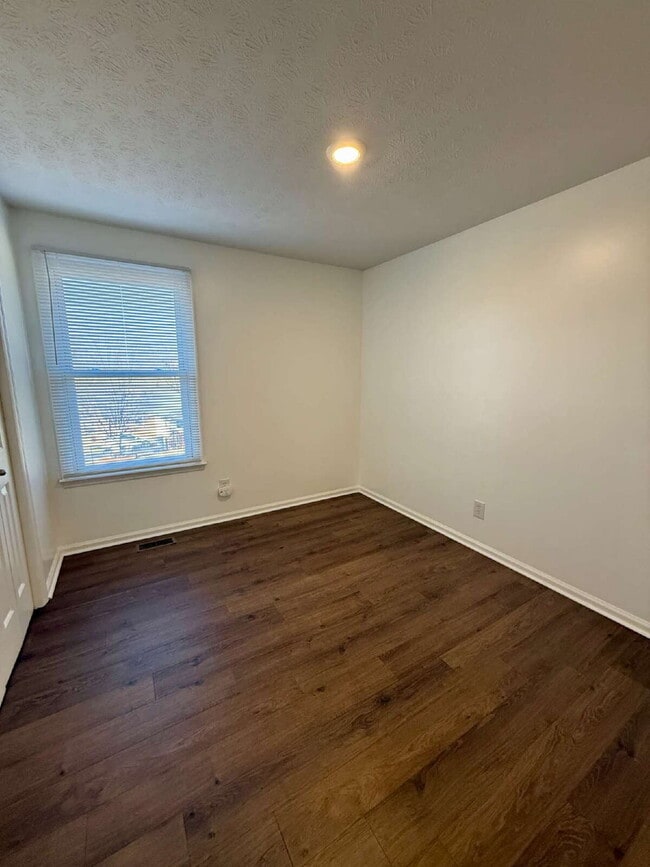 Building Photo - 3 Bedroom / 2 Bathroom Home in Springfield